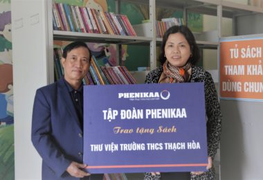 Tập đoàn Phenikaa trao tặng sách cho thư viện Trường THCS Thạch Hòa