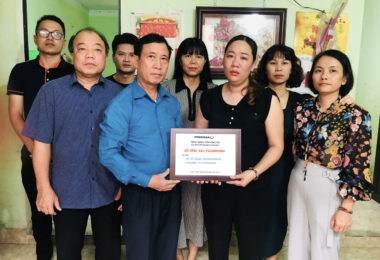 Công đoàn Tập đoàn Phenikaa trao tặng tiền ủng hộ hơn 180 triệu đồng cho gia đình anh Nguyễn Quang Huy – Nhà máy Hóa Chất Phenikaa