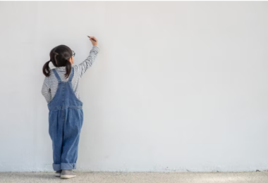 Làm gì khi con vẽ ra tường nhà?