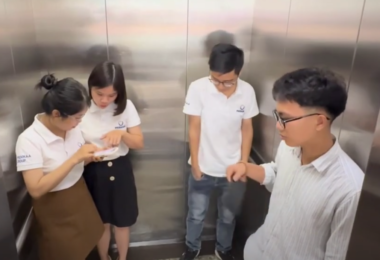 Hướng dẫn ứng xử tại nơi làm việc – Ứng xử khi di chuyển bằng thang máy
