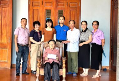 Thăm và tặng quà Mẹ Việt Nam anh hùng – Nét đẹp văn hoá Phenikaa 