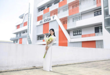 [CON NGƯỜI PHENIKAA] Từ thủ khoa ngành Dược đến nghiên cứu sinh: Khánh Linh và hành trình viết tiếp giấc mơ tại Phenikaa