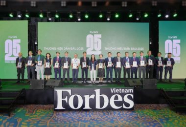 FORBES VIỆT NAM VINH DANH VICOSTONE TOP 25 THƯƠNG HIỆU CÔNG TY NIÊM YẾT DẪN ĐẦU 2025