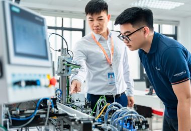 VƯỢT BIẾN ĐỘNG, VỮNG VỊ THẾ: PHENIKAA ĐƯỢC VINH DANH TOP 50 DOANH NGHIỆP LỢI NHUẬN XUẤT SẮC NHẤT VIỆT NAM 2025 Mới đây, Tập đoàn Phenikaa cùng CTCP Vicostone – đơn vị thành viên của Tập đoàn – tiếp tục khẳng định vị thế vững vàng khi đồng thời góp mặt trong Top 500 Doanh nghiệp lợi nhuận tốt nhất Việt Nam (PROFIT500) và Top 50 Doanh nghiệp lợi nhuận xuất sắc nhất do tổ chức xếp hạng Vietnam Report phối hợp với báo Vietnamnet công bố. Đây không chỉ là sự ghi nhận uy tín thương hiệu và nội lực bền vững của doanh nghiệp trên hành trình 15 năm phát triển của Tập đoàn Phenikaa mà còn là minh chứng cho năng lực quản trị hiệu quả, tầm nhìn dài hạn và chiến lược phát triển bền vững. Theo Vietnam Report, Bảng xếp hạng như một “thước đo sức khoẻ doanh nghiệp” uy tín, phản ánh năng lực tăng trưởng và khả năng thích ứng trước thách thức. Các doanh nghiệp trong bảng xếp hạng năm 2025 đóng góp gần 60% tổng thu thuế thu nhập doanh nghiệp cả nước, riêng Top 50 đạt mức đóng góp bình quân gần 2.000 tỷ đồng. Mặc dù phải đối mặt với nhiều khó khăn, thách thức và biến động của thị trường trong nước và quốc tế, Phenikaa vẫn ghi nhận lợi nhuận hợp nhất năm 2024 đạt 858 tỷ đồng, tăng 45,6% so với năm 2023. Trong giai đoạn 2014–2024, tốc độ tăng trưởng kép của tổng doanh thu và lợi nhuận trước thuế của Tập đoàn lần lượt đạt 18% và 15%, đóng góp ngân sách nhà nước hàng trăm tỷ đồng mỗi năm. Với thành quả này, Phenikaa tiếp tục được VIS Rating xếp hạng tín nhiệm mức A năm thứ hai liên tiếp (2025) – khẳng định năng lực tài chính ổn định, quản trị rủi ro hiệu quả và uy tín trên thị trường vốn.