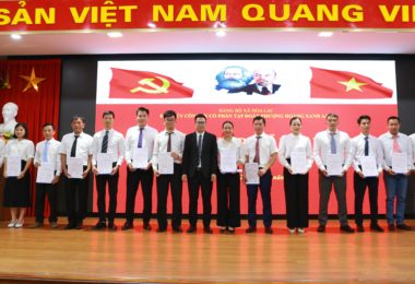 ĐẢNG BỘ TẬP ĐOÀN PHENIKAA TỔ CHỨC THÀNH CÔNG LỄ KẾT NẠP 14 ĐẢNG VIÊN