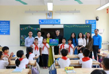 VICOSTONE TRAO TẶNG BÀN GHẾ BÁN TRÚ CHO TRƯỜNG TIỂU HỌC THẠCH HÒA