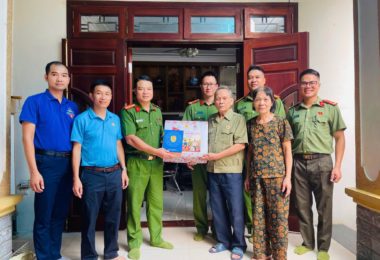 TẬP ĐOÀN PHENIKAA PHỐI HỢP CÙNG CÁC ĐƠN VỊ TỔ CHỨC THĂM HỎI VÀ TẶNG QUÀ NGƯỜI CÓ CÔNG VỚI CÁCH MẠNG