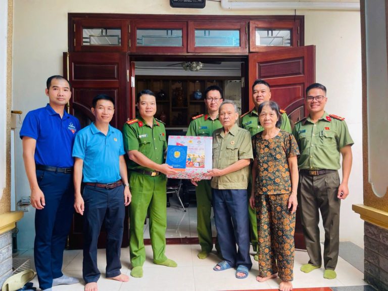 TẬP ĐOÀN PHENIKAA PHỐI HỢP CÙNG CÁC ĐƠN VỊ TỔ CHỨC THĂM HỎI VÀ TẶNG QUÀ NGƯỜI CÓ CÔNG VỚI CÁCH MẠNG
