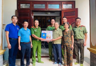 TẬP ĐOÀN PHENIKAA PHỐI HỢP CÙNG CÁC ĐƠN VỊ TỔ CHỨC THĂM HỎI VÀ TẶNG QUÀ NGƯỜI CÓ CÔNG VỚI CÁCH MẠNG