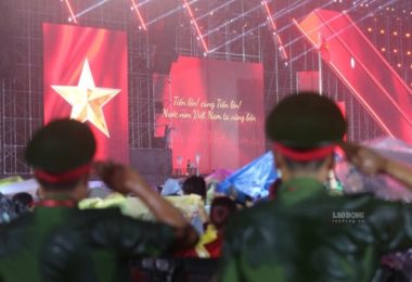 70.000 khán giả TPHCM đội mưa lớn hát Quốc ca tại concert “Tổ quốc trong tim